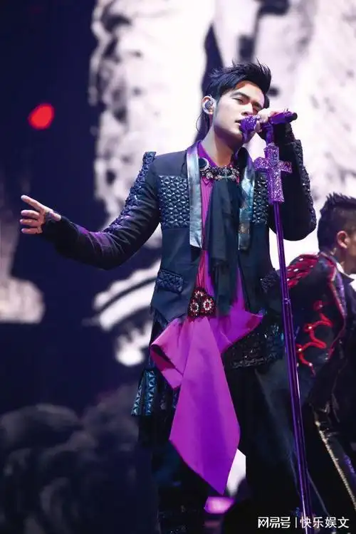 周杰伦演唱会风格大变!舞台全是男性无美女,网友:昆凌真幸福