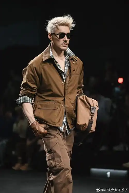 胡兵53岁走秀状态##胡兵是高龄最好的医美