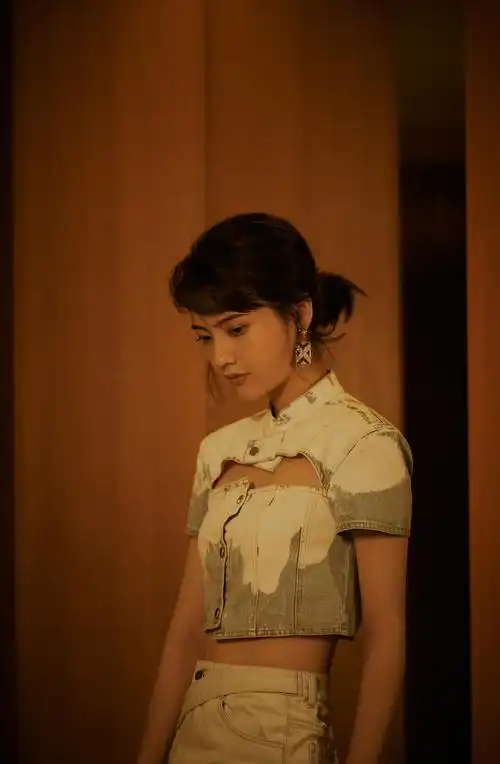 姜珮瑶甜飒牛仔装亮相热带往事首映礼与彭于晏相互取暖