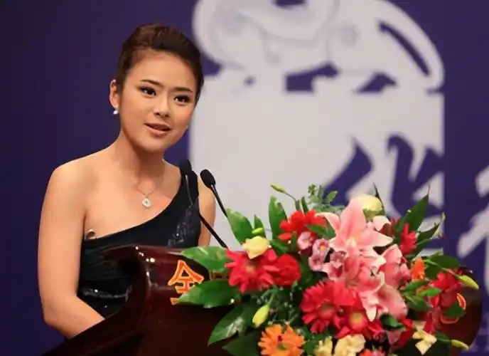 回顾主持人陈辰嫁给歌手余笛41岁为夫生子结婚今过得怎么样