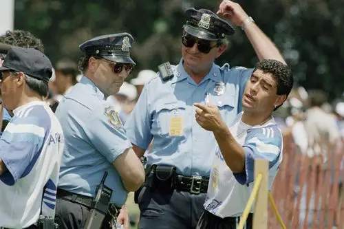 1994年6月23日,已经被宣布禁赛的马拉多纳被警察带出阿根廷训练场.
