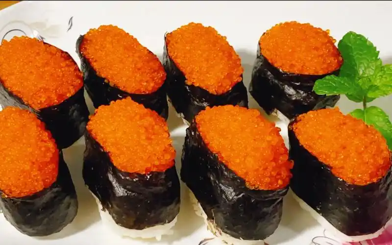 鱼蟹籽军舰寿司部队,好看又好吃,做法也特别简单,上桌就抢光