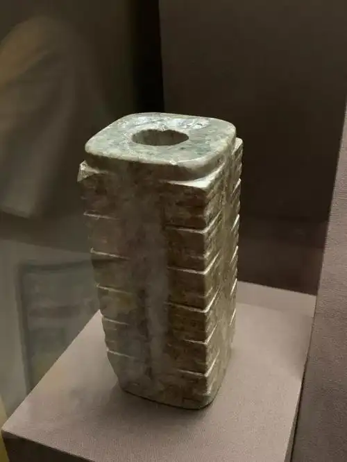 中国良渚文明的玉琮.