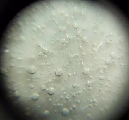 现代仿宋代汝窑瓷器古瓷痕迹痕迹标本,微放大镜观察瓷器,在平面上没有