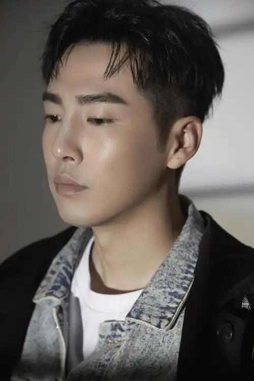 邹廷威开年时尚写真曝光 轻熟风彰显帅气俊朗_外套