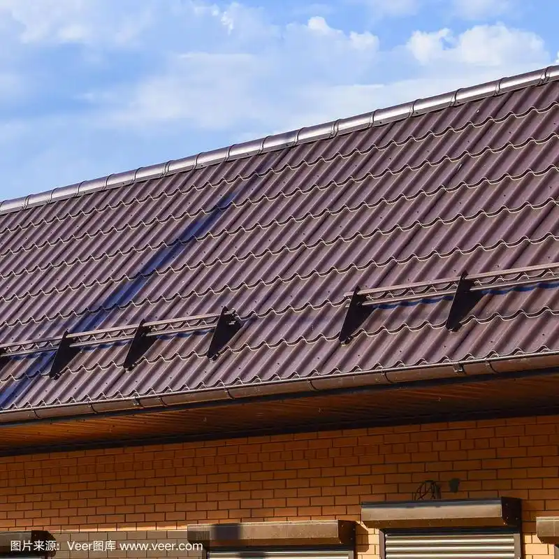 瓦楞纸屋顶建筑物上的瓦楞纸屋顶