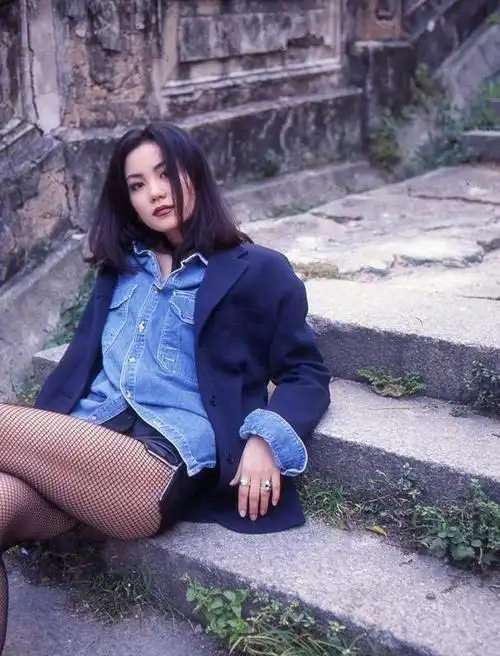 王菲年轻时候太潮啦西装配渔网袜秀性感51岁气质貌美也出众