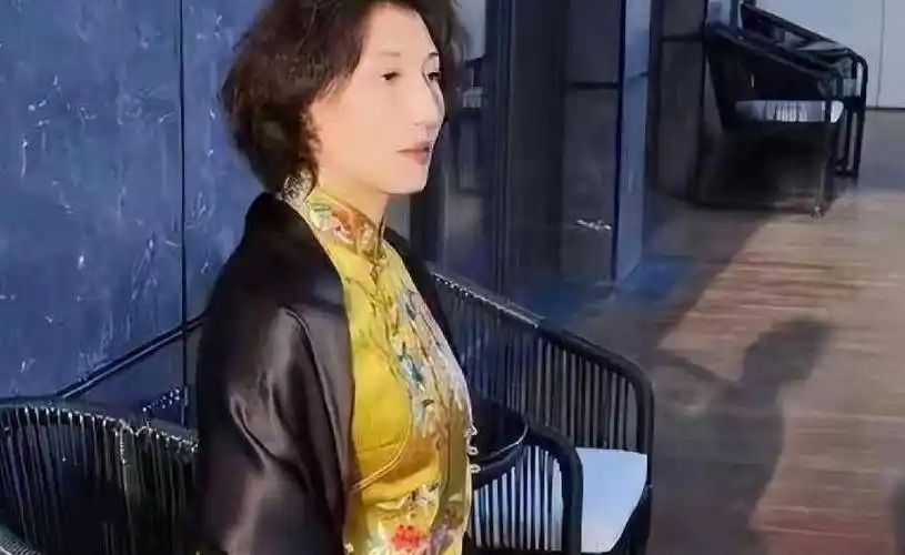 她曾是体育奥运冠军,退役后开饭店纹起大花臂,直到40