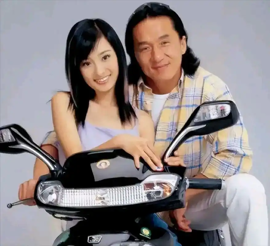 2003年,49岁的成龙和17岁的杨幂合作拍了一个摩托车广告,成龙拿到了50