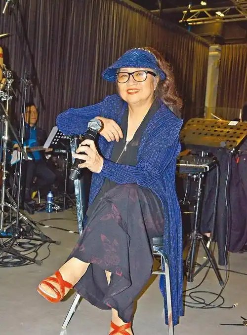 75岁徐小凤近况,现身街头,就是普通老太婆,但气质就是不同凡响_网易