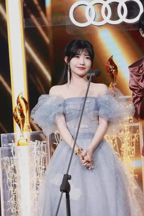 赖美云的礼服裙上有云彩##搜狐时尚盛典进取之夜