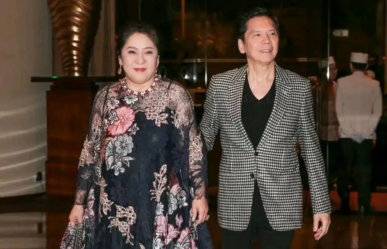 1982年,向华强带着"红颜知己"陈岚,回家见自己的老婆丁佩,陈岚握着