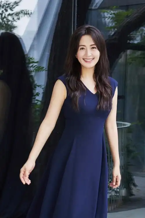 杨童舒质感写真曝光演绎最帅工装风