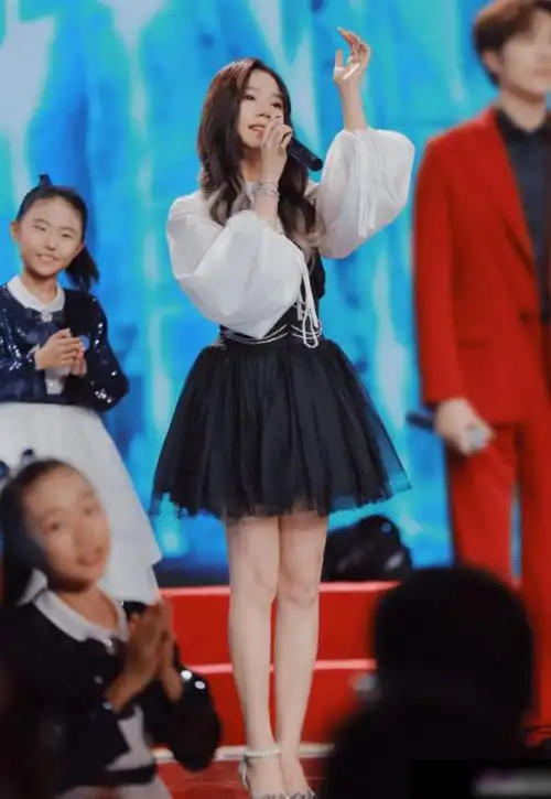 张紫宁为显腿长大胆挑战水银高跟不料潮成全场焦点