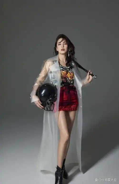 33岁张雨绮时尚大片曝光,深v透视装大秀事业线,尽显傲人身材