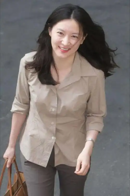 "李英爱"根本无需刻意打扮,简单穿衬衫配锥形裤,就自带高级感