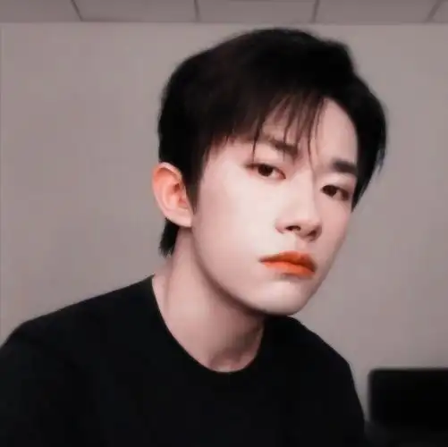 "易烊千玺之自拍" 易烊千玺 男爱豆头像 帅哥自拍