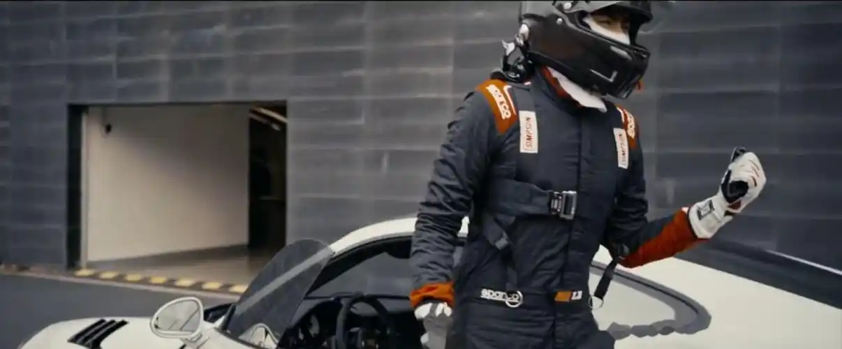 上一次听到王一博跟车有关的消息,还是四年前参加摩托车业余比赛时候