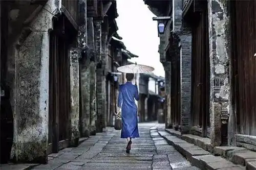 从雨中走来向诗中走去江南烟雨旗袍女子