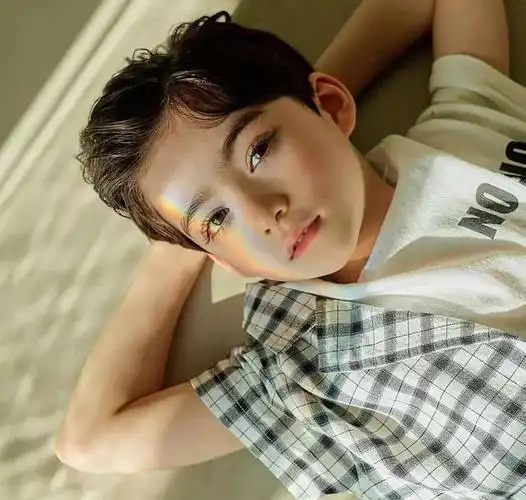 5岁萌宝发量惊人,帅气发型穿搭不输小鲜肉,他才是全网最靓的崽