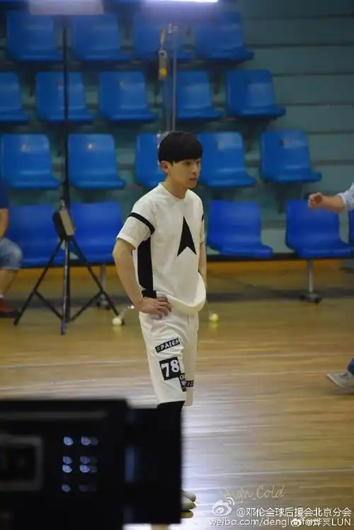 邓伦#毕业季的安学长你打篮球,我存照片