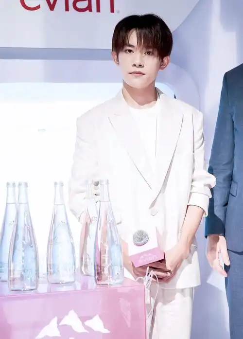 97易烊千玺朱一龙的这身西装穿搭就比较的温柔了,在西装挑选方面