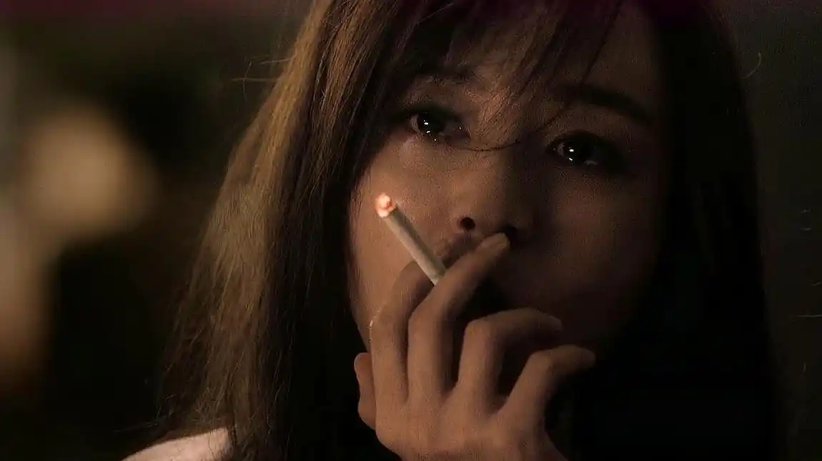 无双:张静初穿内衣出镜,含泪抽烟!网友:心灰意冷的样子真美!