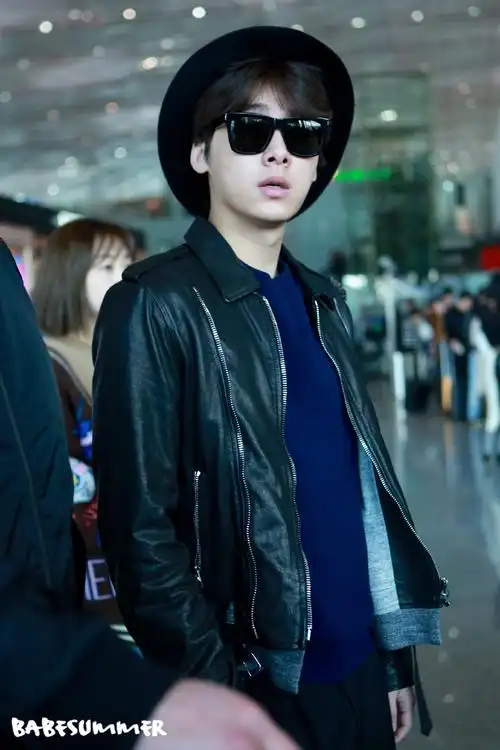 [李易峰][新闻]161230 李易峰出发深圳跨年 年末最后一场机场秀变苏