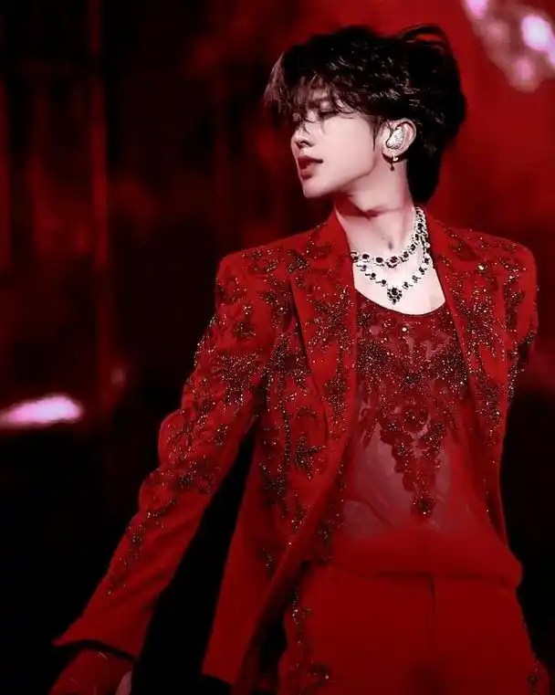 蔡徐坤旧照曝光,六块腹肌惊艳,女粉纷纷为其打call