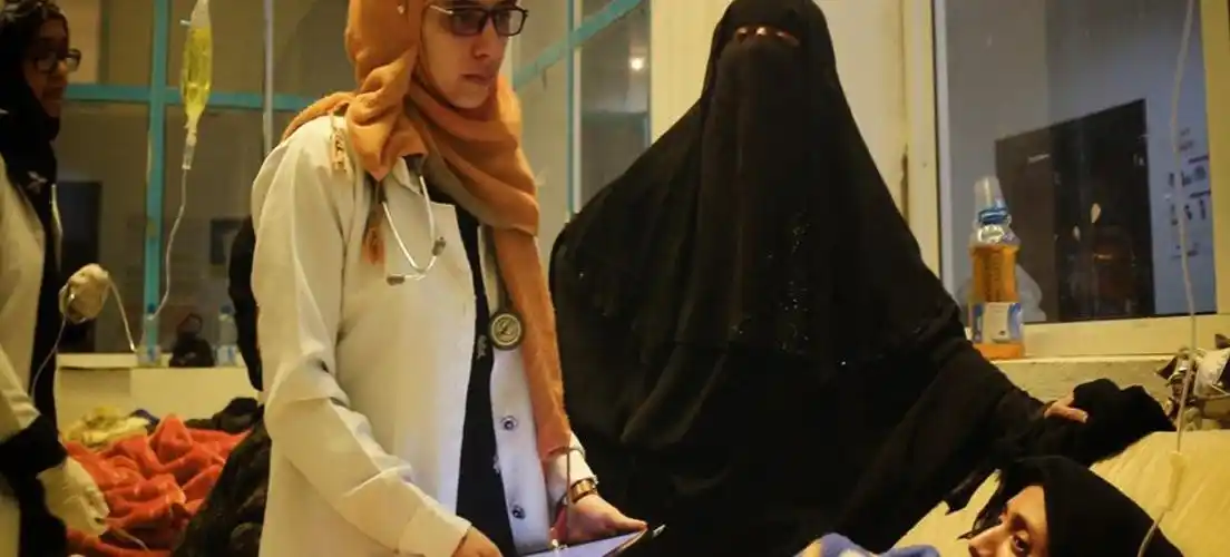 在也门首都萨那的一所医院,一名医生正在问诊一位罹患霍乱的怀孕妇女.