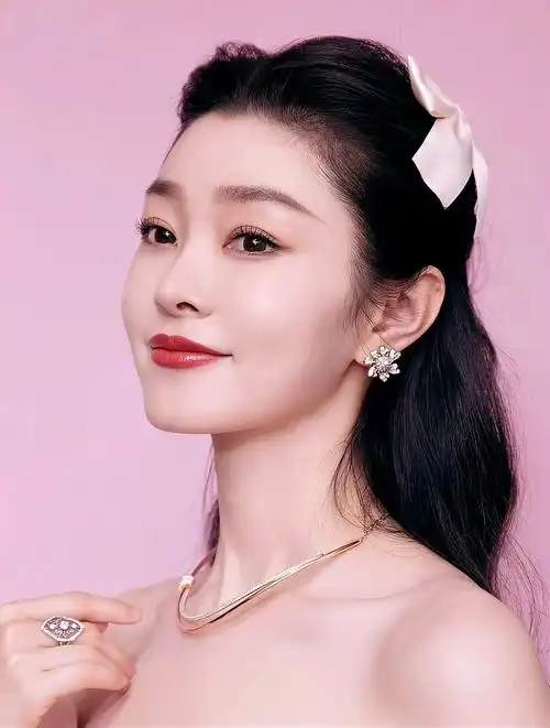 宋轶颜值绝美,肌肤白皙透亮,清纯有活力,白敬亭这小子真有福气-度小视