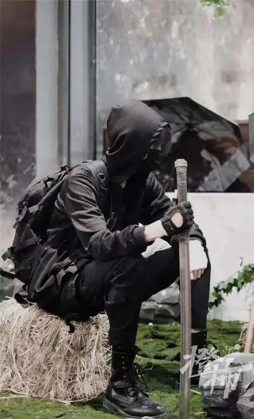 而为了忠于原著,另一个npc张起灵的扮演者,被赋予更"严苛"的岗位要求