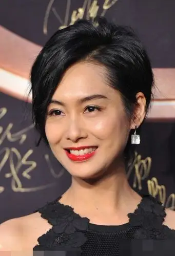 淳朴自然的女生发型 大方脸女生夸张款式的短发,眉上刘海部分是精心