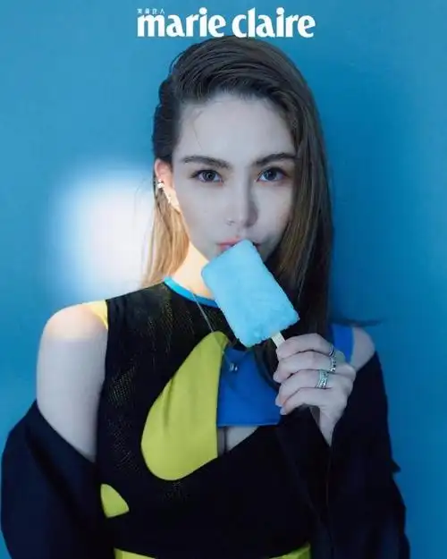 昆凌杂志写真惊艳周杰伦上线转发老婆美照