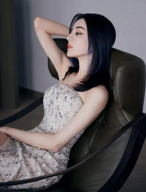 迪丽热巴今日活动造型图蓝色挑染发型