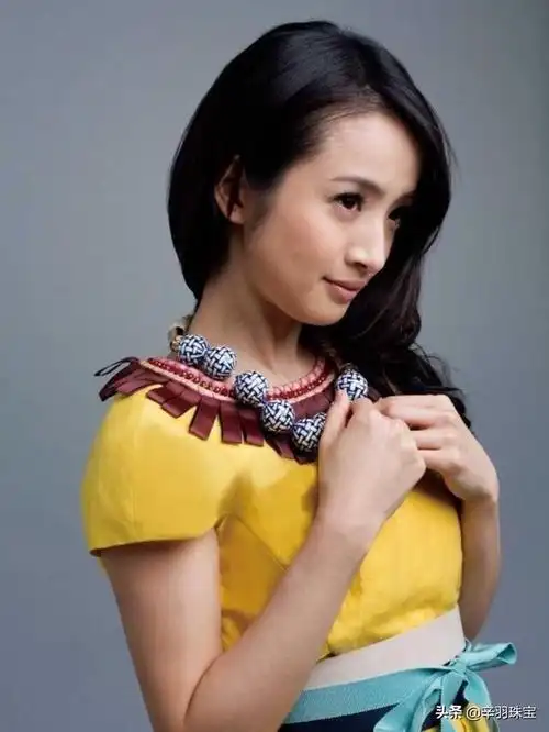 活泼少女林依晨颜值高首饰服装搭配也好看造型多变真可爱