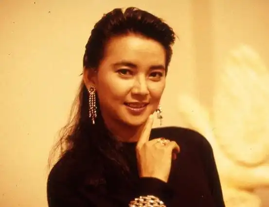 霸王花胡慧中近照曝光59岁身穿白色连衣裙依旧星味十足