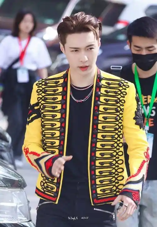 张艺兴路拍,黄色"王子"外套配牛仔裤行色匆匆,像出逃的王子_黑色_造型
