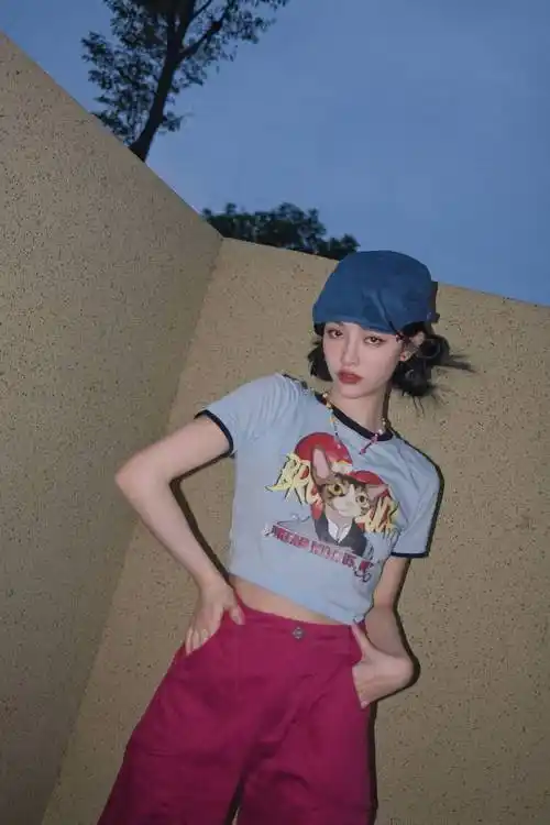 许佳琪贝雷帽搭七彩项链束发运动装尽显青春力量