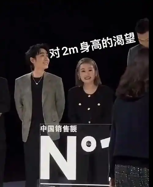 笑死了,朱一龙看易建联,脖子都快扭成麻花了,一些对身高的羡慕和渴望