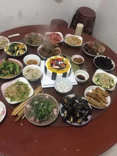 这是姥姥的生日大餐,我们都是正月的,妈妈也是,正月里我们有三个人过