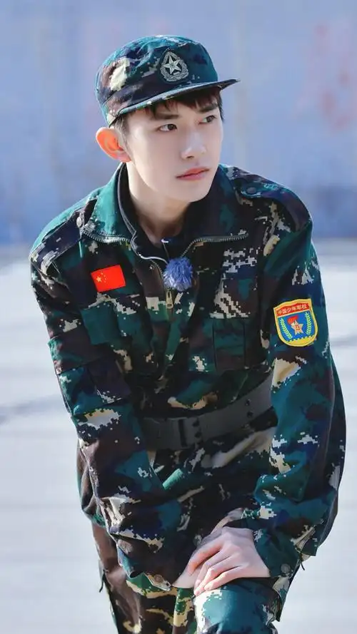☾易烊千玺
"我的军魂忠于祖国和人民,我的灵魂属于你"