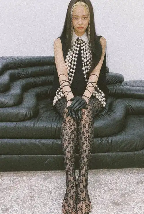 24岁金智妮挑战"蕾丝黑袜",脚趾头却意外抢镜,网友看后笑喷_腾讯新闻