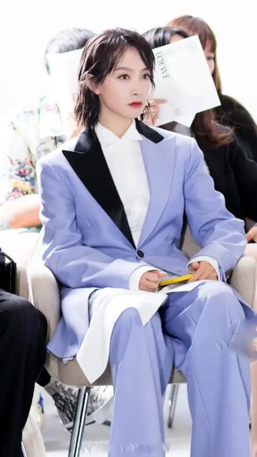 宋茜男装亮相身穿蓝色拼接西装帅气撩人