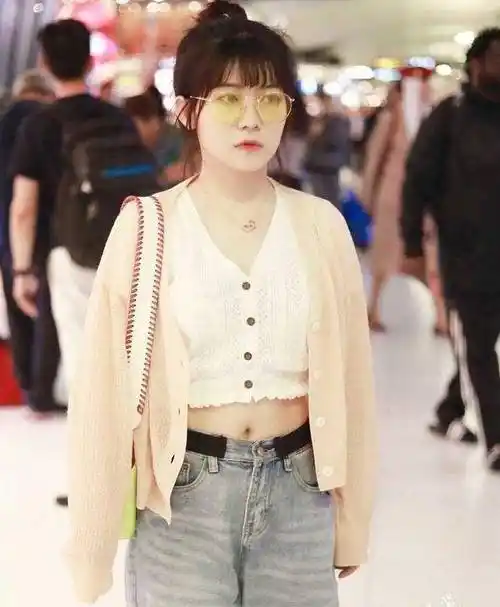 火箭少女集体走机场,吴宣仪大玩红配绿,杨超越草帽配热裤超清凉_造型