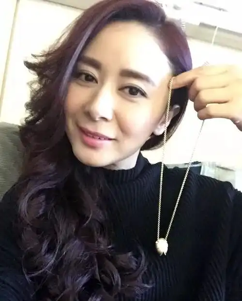 演员张恒在微博上晒出自己的近照,一改往日长发飘飘的形象,留起了利落