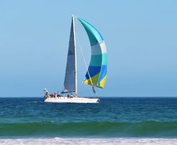 海面航行的帆船图片第1张