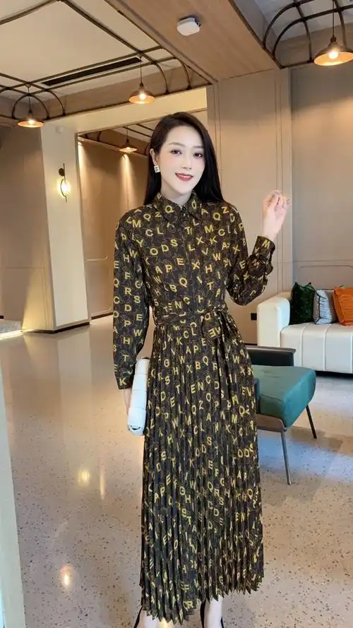 【欧美女装】22春款时尚字母印花显瘦显高大牌气质重工压褶连衣裙