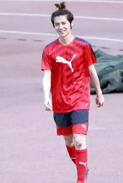 顶流鼻祖鹿晗微博评论破世界纪录被官方点名解说世界杯