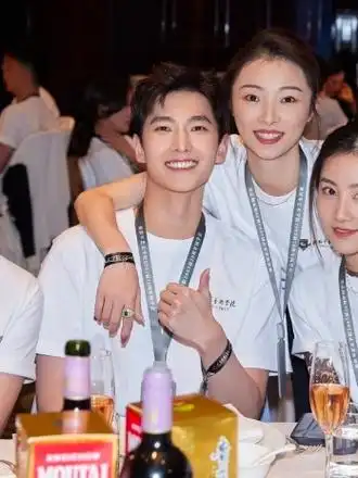 谁教杨洋这么自拍的!泰可爱啦!#杨洋军艺同学会合照比耶